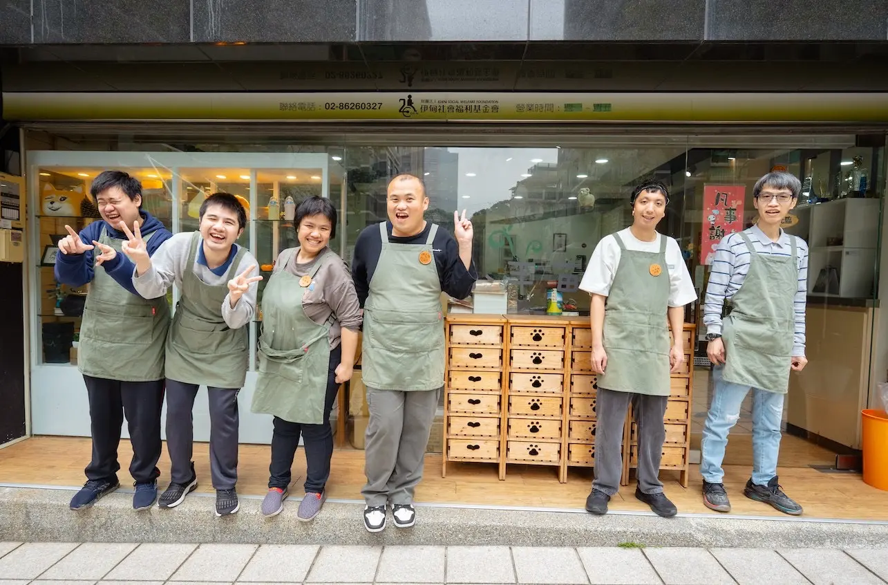 小羊苗庇護工場夥伴於工場門口合影