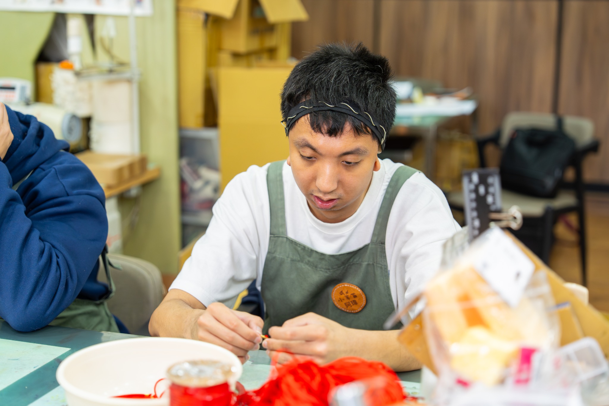 小羊苗庇護夥伴專注進行手作