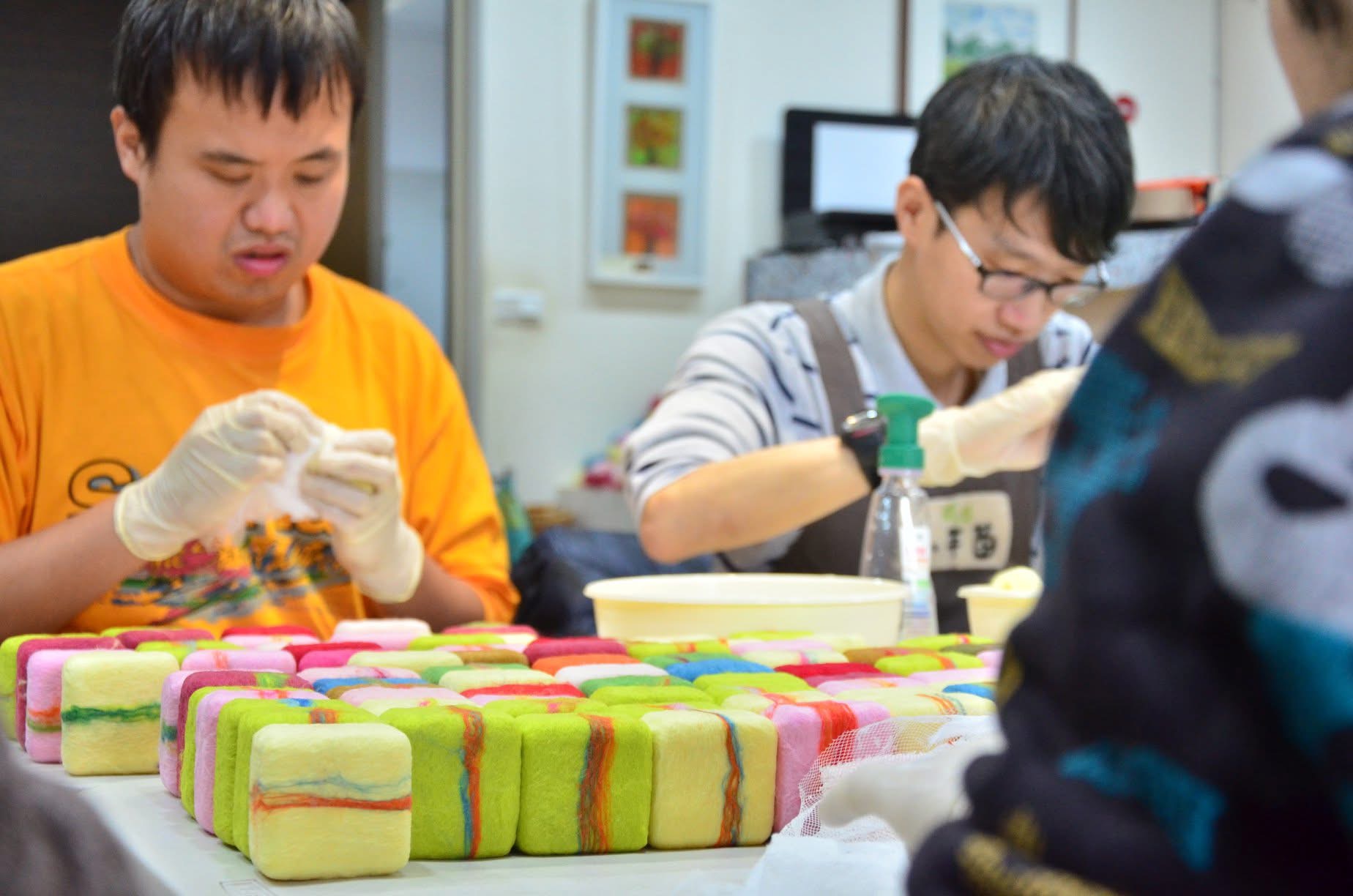 小羊苗庇護夥伴一起製作彩色羊毛皂